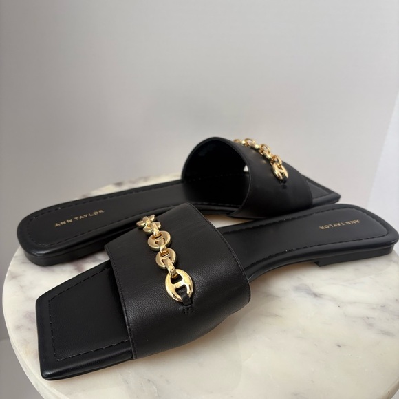 Ann Taylor Black Leather Slide Sandals Gold Chain Detail Size 10M - Picture 6 of 14